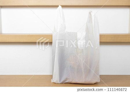 樓梯上放置裝滿食物的塑膠袋的圖片 111140872