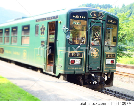 電車停在月台上 111140929