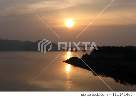 [Noto] Sunrise over the sea of Wakura and Notojima Ohashi Bridge 111141465