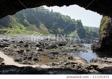 [能登]從岩門洞窟看到的岩石海岸 111141472