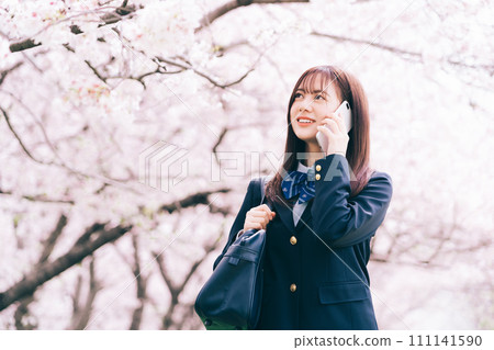 櫻花樹下呼喚的高中生 111141590