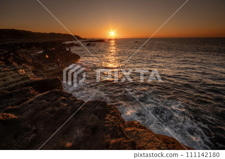 清晨的橙色陽光映照著海岸和大海 111142180