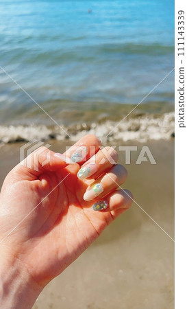 時尚的夏季美甲設計 111143339