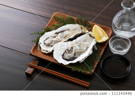 帶殼生牡蠣和清酒 111143440