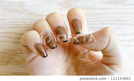 成人可愛的指甲設計，帶有閃光光 111143601