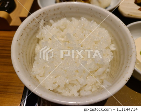 米飯裝在碗裡 111144714