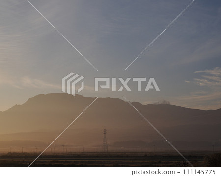 熊本縣阿蘇市黑川市，從阿蘇市鄉村公園阿皮卡眺望晨霧中的阿蘇中岳 111145775