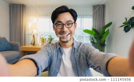 一個男人微笑著自拍、視訊通話 111145936