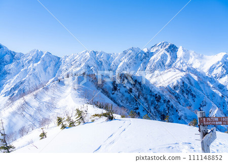 [Snowy mountain material] Landscape seen from Mt. Kotomi in winter [Nagano Prefecture] 111148852