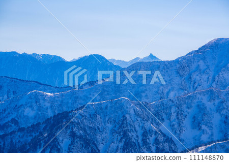 [Snowy mountain material] Landscape seen from Mt. Kotomi in winter [Nagano Prefecture] 111148870