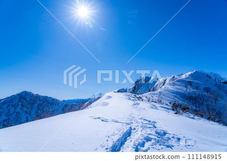 [Snowy mountain material] Landscape seen from Mt. Kotomi in winter [Nagano Prefecture] 111148915