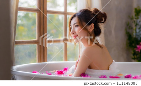 一個年輕的女人洗個澡 111149093