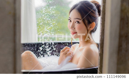 享受沐浴時間的年輕女子 享受沐浴時間的年輕女子 111149096