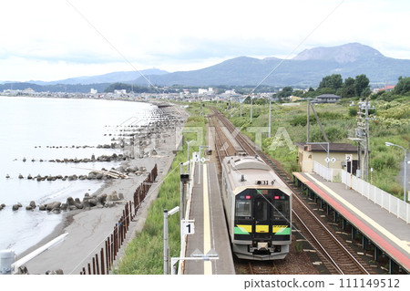 Muroran Main Line Kitafunaoka Station Local train H100 Muroran Main Line Kitafunaoka Station Local train H100 111149512