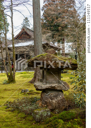 京都大原三千院苔蘚花園的冬季風景 111149517