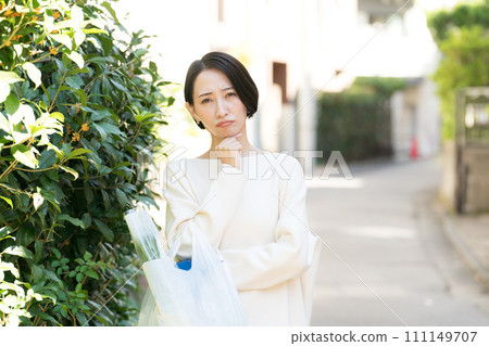 The troubled expression of a housewife returning from shopping 111149707
