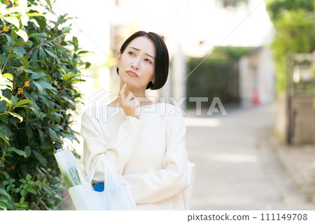 購物歸來的家庭主婦一臉困惑的表情 111149708