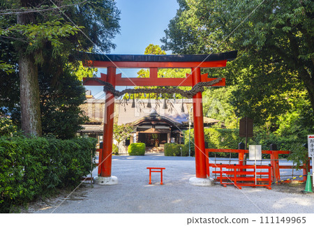 從西鳥居看到的上賀茂神社、神社事務所（京都市北區上賀茂本山） 111149965