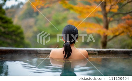 一位日本婦女泡在美麗秋葉的溫泉中的後視圖 4 AI 生成的圖像 一位日本婦女泡在美麗秋葉的溫泉中的後視圖 4 AI 生成的圖像 111150404