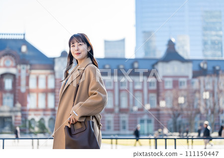 一位中年婦女正在等待開會。 一位中年婦女正在等待開會。 111150447