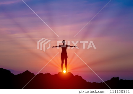 一個女人抬頭望著清晨的天空 111150551