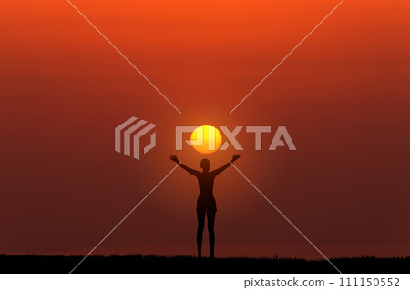 一個女人抬頭望著清晨的天空 111150552