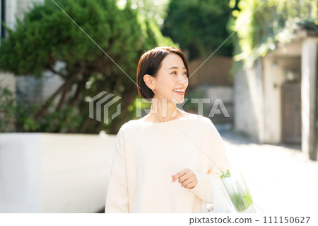一個女人買食物回家 一個女人買食物回家 111150627