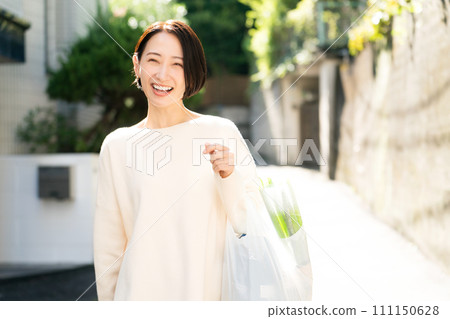 一個女人買食物回家 111150628
