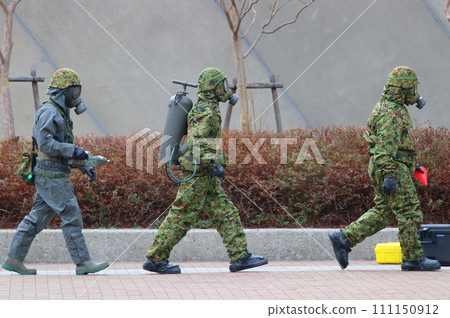 陸上自衛隊特種武器防護隊前往NBC反恐訓練現場，市民參與 111150912