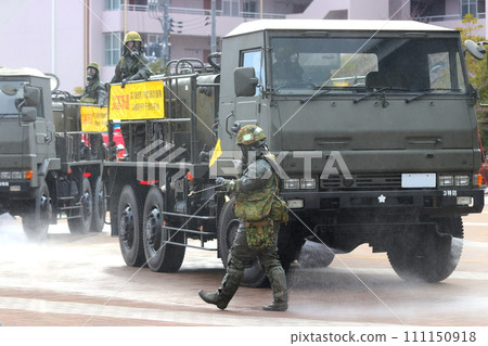 NBC counter-terrorism training with citizen participation and decontamination display by the Ground Self-Defense Force's Special Weapons Protection Unit 111150918