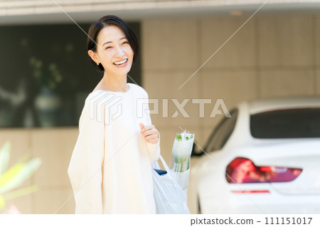 家門口提著購物袋的女人 家門口提著購物袋的女人 111151017