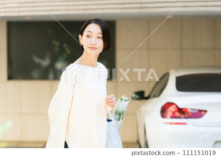 家門口提著購物袋的女人 家門口提著購物袋的女人 111151019