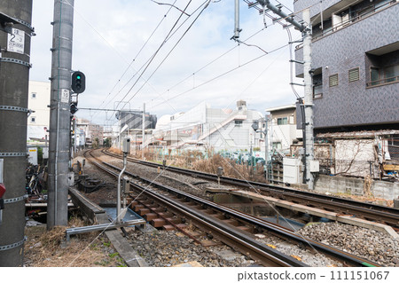 神奈川縣川崎市，JR南部線稻田堤站，站前鐵軌，春天的藍天 111151067