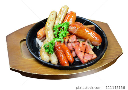 西餐 — 新鮮製作的香腸和培根放在煎鍋上 111152136