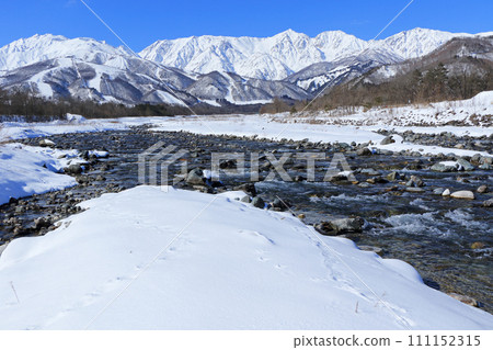 冬天的白馬村 - 從山腳看北阿爾卑斯山 冬天的白馬村 - 從山腳看北阿爾卑斯山 111152315