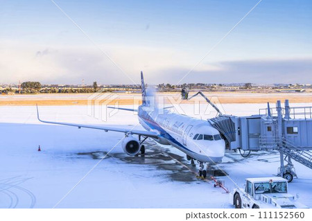 Winter airport de-icing using de-icing car Natori City, Miyagi Prefecture Winter airport de-icing using de-icing car Natori City, Miyagi Prefecture 111152560
