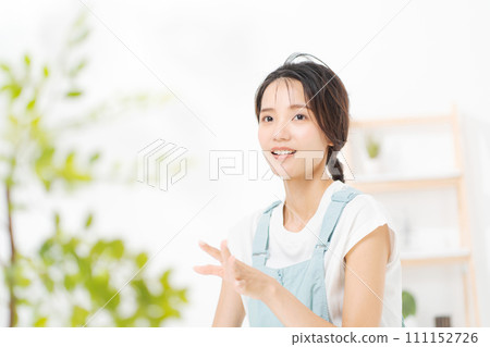 一個20多歲的女人說話的照片 111152726