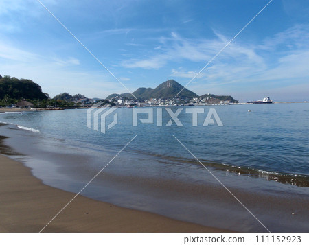 Beach in Manzanillo, Mexico 111152923