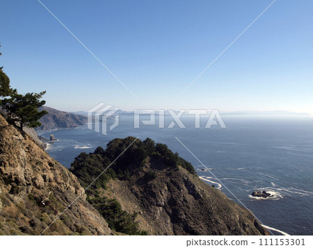 California scenic coastal cliffs with the city of San Francisco in the the far distant background 111153301