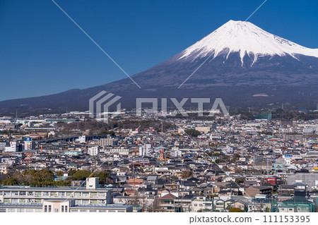 [靜岡縣] 俯瞰富士山的富士市街景 111153395
