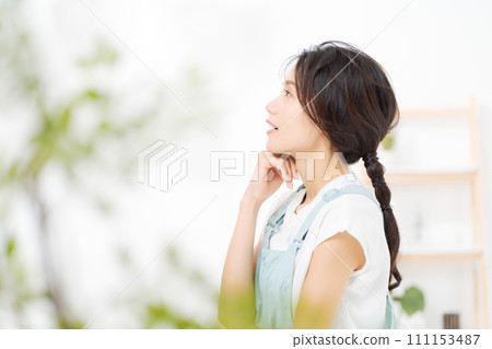 20多歲女性穿短袖頭像 20多歲女性穿短袖頭像 111153487