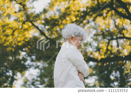 公園裡一位 60 多歲的女士認為 111153552
