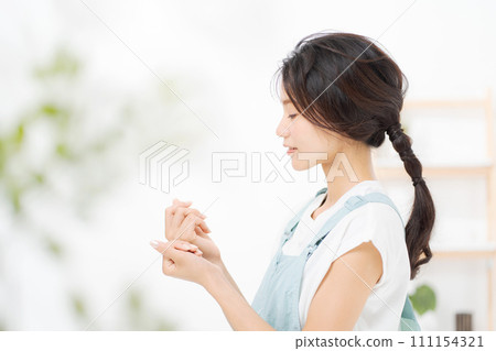 女人看著她的指甲 女人看著她的指甲 111154321