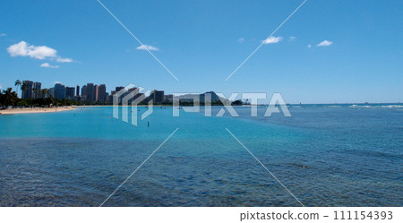 Ala Moana Beach Park with buildings of Waikiki and iconic Diamondhead in the distance 111154393