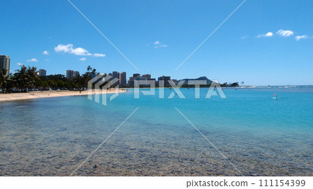 Ala Moana Beach Park with buildings of Waikiki and iconic Diamondhead in the distance 111154399