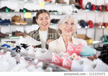 Elderly mom strongly recommends her doughter to pay attention to classic model of light sneakers 111155371