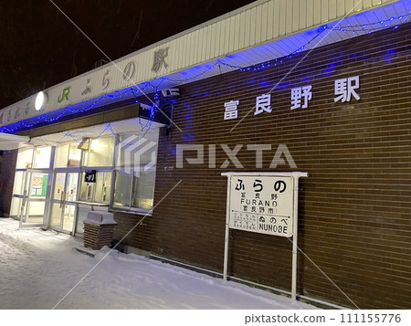 [旅遊地/觀光地]雪景/JR北海道「富良野站」的夜景（對角線/上） 111155776