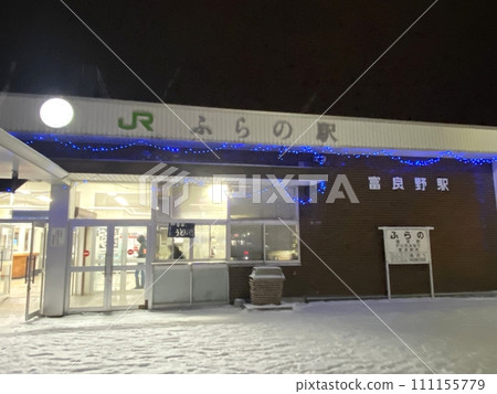 [Tourist destination/sightseeing spot] Snowy scenery/JR Hokkaido "Furano Station" at night (front view/up) 111155779