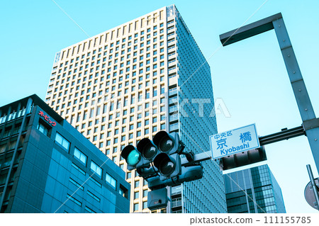 Intersection with traffic lights Tokyo Kyobashi intersection 2024.01 Light color Intersection with traffic lights Tokyo Kyobashi intersection 2024.01 Light color 111155785