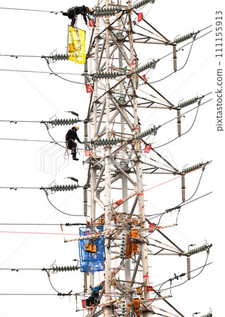 小雨中進行輸電鐵塔檢修工作-輸電線路電工工作現場 小雨中進行輸電鐵塔檢修工作-輸電線路電工工作現場 111155913